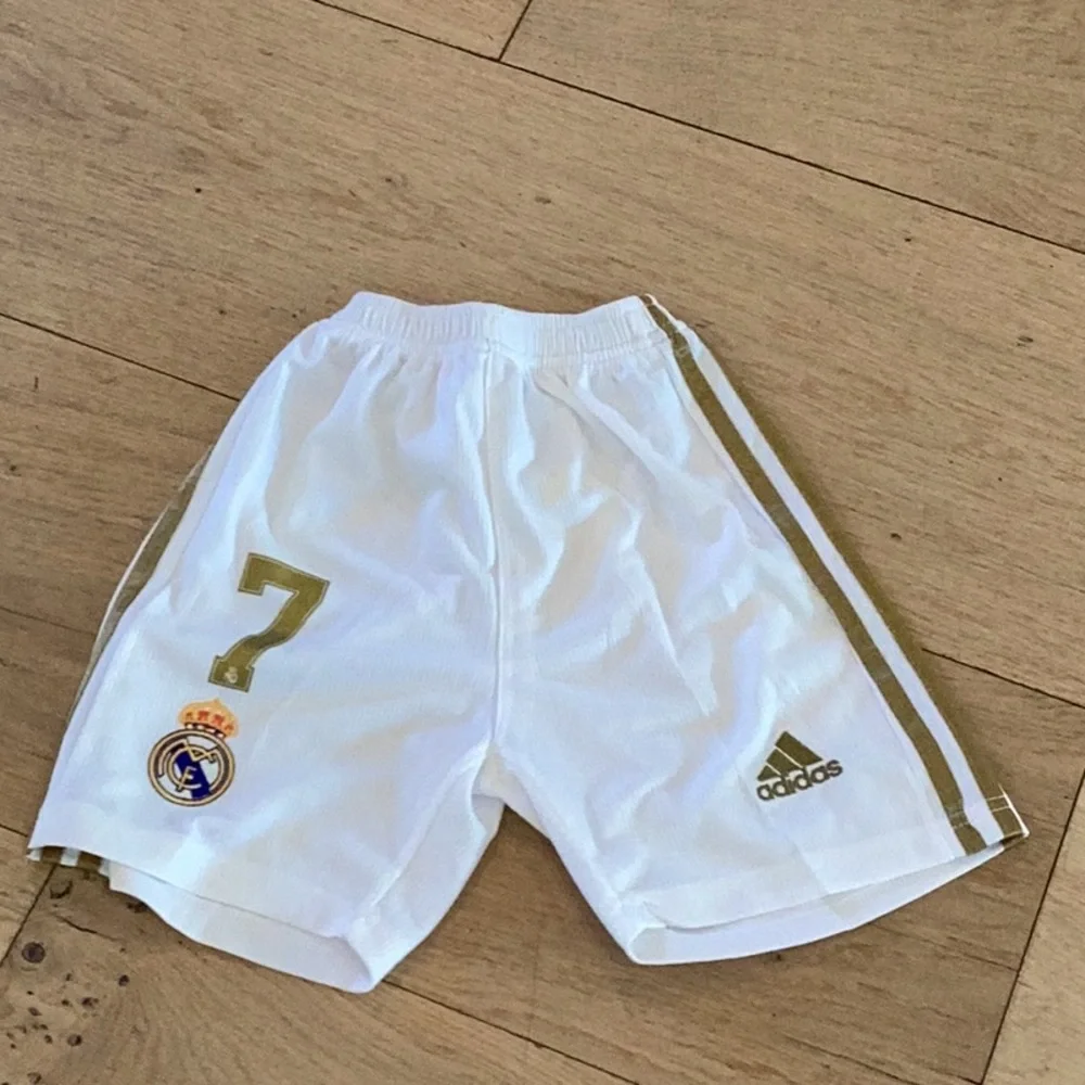 Adidas Kids Real Madrid White & Gold Jersey & shorts soccer jersey set emirates - Picture 3 of 5